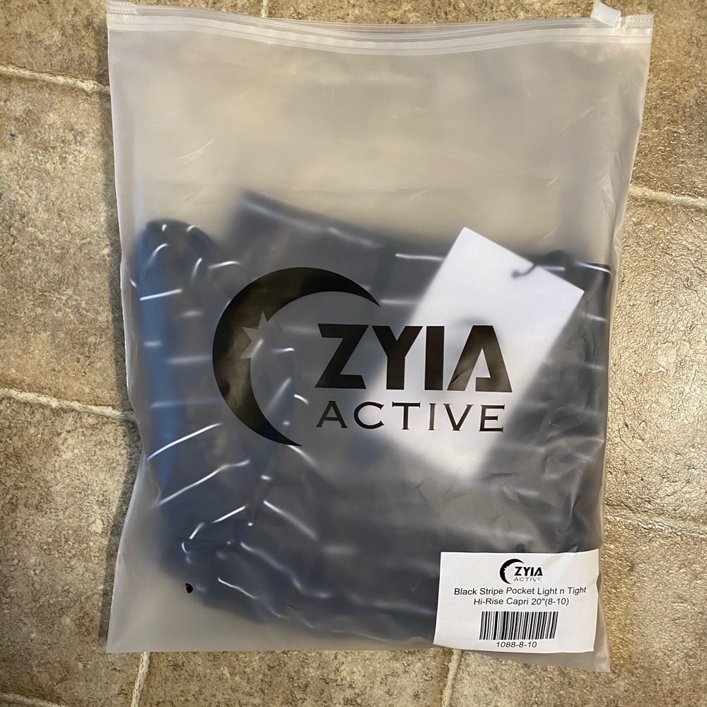 Zyia black stripe